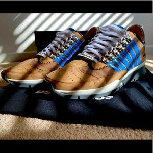 DSQUARED mens sneakers in perfect condition comes within the box.